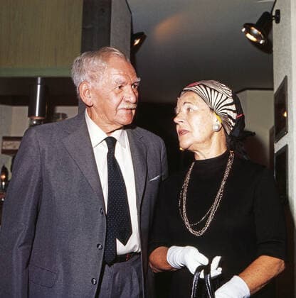 ATTILA HÖRBIGER, PAULA WESSELY Attila Hörbiger und Paula Wessely, berühmtes Schauspielerpaar aus Österreich, Eltern von Schauspielerin Christiane Hörbiger, große Erfolge auch als Bühnendarsteller an legendären Theatern: Wiener Burgtheater, Theater in der Josefstadt u.a., hier bei einer Veranstaltung in Wien, circa 1977. Attila Hoerbiger and Paula Wessely, famous Austrian actor couple, parents of actress Christiane Hoerbiger, great successes also as stage actors at legendary theatres: Vienna Burgtheater, Theater in der Josefstadt and others, here at an event in Vienna, circa 1977., Wien Österreich Copyright: kpa UnitedArchives55040442 EDITORIAL USE ONLY