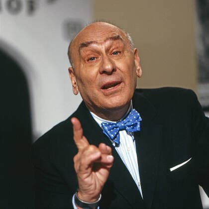 RUDOLF WESSELY Rudolf Wessely, österreichischer Schauspieler, Regisseur, Synchronsprecher, Hörspielsprecher, Bühnenschauspieler und Ensemblemitglied der Münchner Kammerspiele, hier in der ZDF-Sendung: Stadtschreiber Matinee, Dichter unserer Zeit, rezitiert er aus dem Werk des Schriftstellers Albert Drach, 1989. Rudolf Wessely, Austrian actor, director, dubbing artist, radio play narrator, stage actor and ensemble member of the Muenchner Kammerspiele, here in the ZDF programme: Stadtschreiber Matinee, Dichter unserer Zeit, he recites from the work of the writer Albert Drach, 1989., Deutschland Copyright: kpa UnitedArchives55040450 EDITORIAL USE ONLY