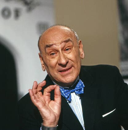 RUDOLF WESSELY Rudolf Wessely, österreichischer Schauspieler, Regisseur, Synchronsprecher, Hörspielsprecher, Bühnenschauspieler und Ensemblemitglied der Münchner Kammerspiele, hier in der ZDF-Sendung: Stadtschreiber Matinee, Dichter unserer Zeit, rezitiert er aus dem Werk des Schriftstellers Albert Drach, 1989. Rudolf Wessely, Austrian actor, director, dubbing artist, radio play narrator, stage actor and ensemble member of the Muenchner Kammerspiele, here in the ZDF programme: Stadtschreiber Matinee, Dichter unserer Zeit, he recites from the work of the writer Albert Drach, 1989., Deutschland Copyright: kpa UnitedArchives55040451 EDITORIAL USE ONLY