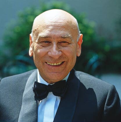 RUDOLF WESSELY Rudolf Wessely, österreichischer Schauspieler, Regisseur, Synchronsprecher, Hörspielsprecher, Bühnenschauspieler und Ensemblemitglied der Münchner Kammerspiele, hier in der ZDF-Sendung: Stadtschreiber Matinee, Dichter unserer Zeit, rezitiert er aus dem Werk des Schriftstellers Albert Drach, 1989. Rudolf Wessely, Austrian actor, director, dubbing artist, radio play narrator, stage actor and ensemble member of the Muenchner Kammerspiele, here in the ZDF programme: Stadtschreiber Matinee, Dichter unserer Zeit, he recites from the work of the writer Albert Drach, 1989., Deutschland Copyright: kpa UnitedArchives55040454 EDITORIAL USE ONLY