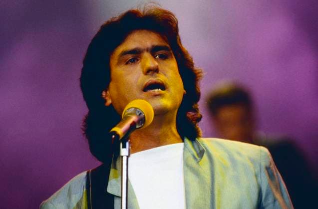 Toto Cutugno Toto Cutugno, italienischer Sänger und Songschreiber, bei einem Auftritt, Deutschland um 1990., Deutschland Copyright: kpa UnitedArchives55040469 EDITORIAL USE ONLY