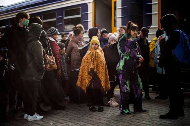 News Bilder des Tages Citizens fleeing Ukraine meet their relatives upon arrival at Przemsyl train station in Poland, 01 March 2022, one of the main points of entry of Ukrainian refugees fleeing the Russian occupation and war on the country. Citizens fleeing Ukraine meet their relatives upon arrival at Przemsyl train station in Poland !ACHTUNG: NUR REDAKTIONELLE NUTZUNG!  Copyright: xBielxAlinox GRAF8239 20220301-4b3ed238435302f45d1fc16144af58aca438d930