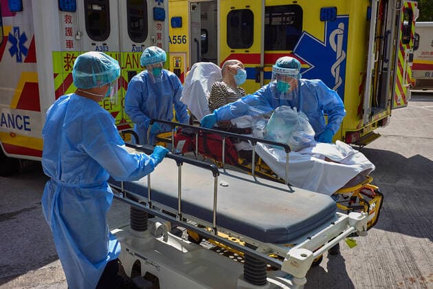 March 1, 2022, Hong Kong, China: Medical staff move a covid-19 patient from an ambulance to a stretcher at the Caritas Medical Center in Hong Kong..Hong Kong hospitals are overwhelmed as the city is facing its worst-ever coronavirus outbreak. Hong Kong China - ZUMAs197 20220301_zaa_s197_050 Copyright: xEmmanuelxSernax