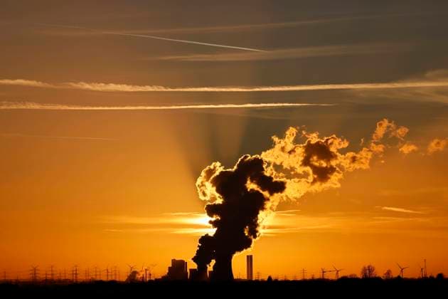 IMAGO Nature: Unsere Erde, Umweltverträgliche Herausforderungen, Kohlendioxid Das Kohlekraftwerk Niederaußem und umliegende Stromleitungen zeichnen sich gegen die untergehende Sonne ab. Aus Sicht von Brandenburgs Ministerpräsident Dietmar Woidke (SPD) muss nach dem Angriff Russlands auf die Ukraine der auf 2030 vorgezogene Kohleausstieg neu diskutiert werden. (Themenbild, Symbolbild) Bergheim, 28.02.2022 *** The Niederaussem coal-fired power plant and surrounding power lines stand out against the setting sun From the point of view of Brandenburgs Minister President Dietmar Woidke SPD, the coal phase-out brought forward to 2030 must be discussed again after Russias attack on Ukraine Topic image, symbol image Bergheim, 28 02 2022 Foto:xC.xHardtx xFuturexImage