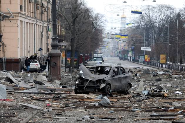 Ukraine-Krieg, Jahrestag der Invasion, Chronologie der Ereignisse, Archivbilder News Themen der Woche KW09 KHARKIV, UKRAINE - MARCH 1, 2022 - A burnt-out car is seen on the street after a missile launched by Russian invaders hit near the Kharkiv Regional State Administration building in Svobody (Freedom) Square) at approximately 8 am local time on Tuesday, March 1, Kharkiv, northeastern Ukraine. Consequences of shelling in central Kharkiv  Copyright: xVyacheslavxMadiyevskyyx