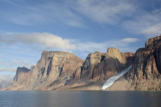 Blick auf die Küstenlinie mit Bergen und Gletscher, Baffin Island, Nunavut, Kanada, August, Nordamerika Copyright: imageBROKER/FLPAx/xMalcolmxSchuyl iblhoj05631398.jpg