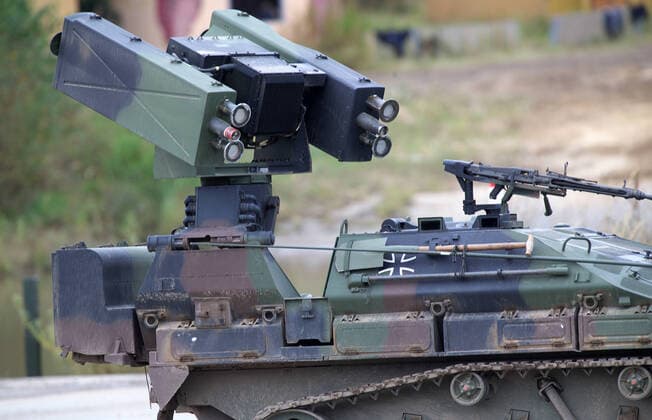 Ein Waffenträger vom Typ Wiesel mit System OZELOT. Es dient zur Bekämpfung feindlicher Flugzeuge und ist ein leicht gepanzertes Kurzstrecken-Flugzeugabwehrraketensystem. Informationslehrübung (ILÜ) Landoperationen 2014 auf den Truppenübungsplätzen Munster und Bergen. Munster Niedersachsen Deutschland *** A Wiesel-type weapon carrier with system OZELOT It is used to combat enemy aircraft and is a lightly armored short-range anti-aircraft missile system Information training exercise ILÜ Land Operations 2014 at the Munster and Bergen Munster military training areas Lower Saxony Germany