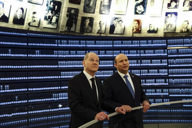 Bilder des Jahres 2022, News 03 März News Themen der Woche KW09 News Bilder des Tages German Chancellor Olaf Scholz and Israeli Prime Minister Naftali Bennett visit the Hall of Names in a ceremony commemorating the six million Jews killed by the Nazis in the Hall of Remembrance at Yad Vashem World Holocaust Remembrance Center during a state visit in Jerusalem, Israel on Tuesday, March 2, 2022. Pool  JERX20220302106 RONENxZVULUN
