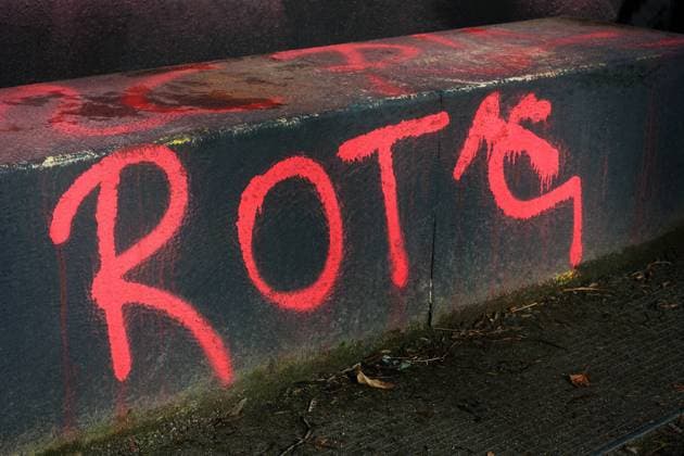 ROT - HAMMER UND SICHEL - kommunistisches Symbol - Hammer und Sichel als Symbol des Marxismus-Leninismus stehen für die Einheit von Arbeiter- und Bauernklasse - zentrales Symbol des sowjetischen Kommunismus - Berlin, Deutschland, DEU, GER, 23.02.2022 - Berlin-Mitte (Ortsteil Wedding): Graffiti Hammer und Sichel mit roter Farbe auf schwarzem Untergrund an einem Betonklotz gesprüht. *** RED HAMMER AND SICKLE communist symbol hammer and sickle as a symbol of Marxism Leninism stand for the unity of the working and peasant class central symbol of Soviet communism Berlin, Germany, DEU, GER, 23 02 2022 Berlin Mitte district Wedding graffiti hammer and sickle sprayed with red paint on black background on a concrete block