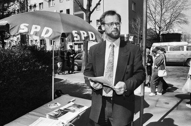 Deutschland, Mainz, 11.04.1991 Archiv: 26 51 29 Am 21.April finden in Rheinland.Pfalz Landtagswahlen statt. Foto: Rudolf Scharping, SPD-Spitzenkandidat Landtagswahlen Rheinland-Pfalz *** Germany, Mainz, 11 04 1991 Archive 26 51 29 Rhineland-Palatinate state elections will be held on April 21 Photo Rudolf Scharping, SPD top candidate Rhineland-Palatinate state elections