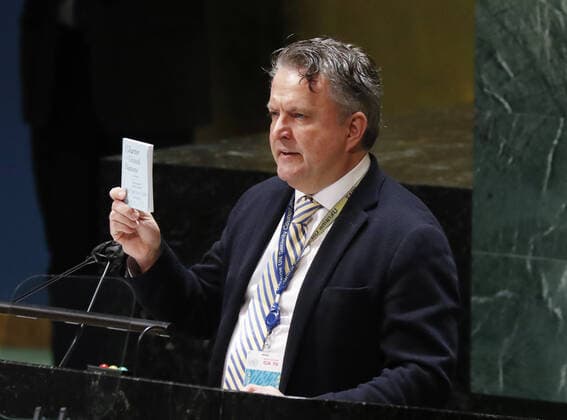 Bilder des Jahres 2022, News 03 März News Themen der Woche KW09 News Bilder des Tages Ukraine Ambassador to the United Nations Sergiy Kyslytsya holds up the Charter Of The United Nations hand book while speaking as the Eleventh Emergency Special Session on the Ukraine Russia conflict continues in General Assembly Hall at United Nations Headquarters in New York City on Wednesday, March 2, 2022. Russian forces are continuing their attempted push through Ukraine from multiple directions.  NYP20220302120 JohnxAngelillo
