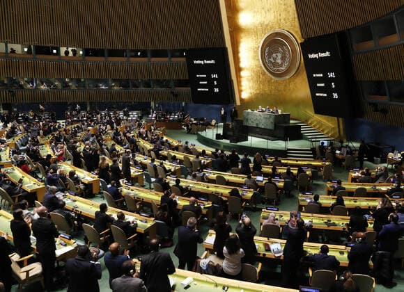Bilder des Jahres 2022, News 03 März News Themen der Woche KW09 The results of the vote on a resolution that condemns Russia for the violence in Ukraine and demands an immediate withdrawal appear on the big screens in GA Hall as the Eleventh Emergency Special Session on the Ukraine Russia conflict continues in General Assembly Hall at United Nations Headquarters in New York City on Wednesday, March 2, 2022. The votes ended up 141 in favor, 5 against and 35 abstention. Russian forces are continuing their attempted push through Ukraine from multiple directions.  NYP20220302125 JohnxAngelillo