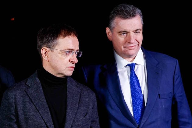 Ukraine-Konflikt, Russische Delegation zu Verhandlungen mit Ukraine in Brest eingetroffen BREST REGION, BELARUS - MARCH 2, 2022: Russian Presidential Aide Vladimir Medinsky (L) and Leonid Slutsky, chairman of the Russian State Duma s International Affairs Committee, are seen ahead of the Russian-Ukrainian talks. The first round of the negotiations was held in the Gomel Region, Belarus, on February 28, 2022. Early on 24 February, Russia s President Putin announced his decision to launch a special military operation after considering requests from the leaders of the Donetsk People s Republic and Lugansk People s Republic. Peter Kovalev TASS  TS12616B