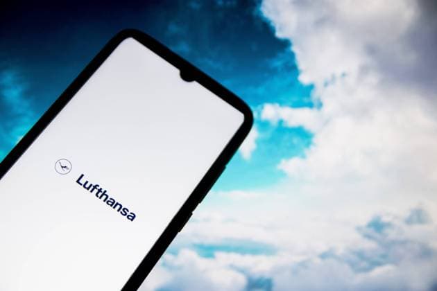 Airlines Logo Photo Illustration In this photo illustration a Lufthansa airlines logo seen displayed on a smartphone screen with a computer wallpaper in the background in Athens, Greece on March 2, 2022. (Photo Illustration by Nikolas Kokovlis NurPhoto) Athens Greece  Copyright: xNikolasxKokovlisx originalFilename: kokovlis-notitle220302_npDF6.jpg
