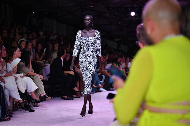 Bilder des Jahres 2022, Entertainment 03 März Entertainment Themen der Woche KW09 MELBOURNE FASHION FESTIVAL 2022, Models walk the runway during the Melbourne Fashion Festival Gala Runway presented by David Jones at Queen Victoria Market in Melbourne, Thursday, March 3, 2022. ( NO ARCHIVING, EDITORIAL USE ONLY, NO USE IN BOOKS WITHOUT CONSENT MELBOURNE VIC AUSTRALIA  Copyright: xJOELxCARRETTx 20220303001630702562
