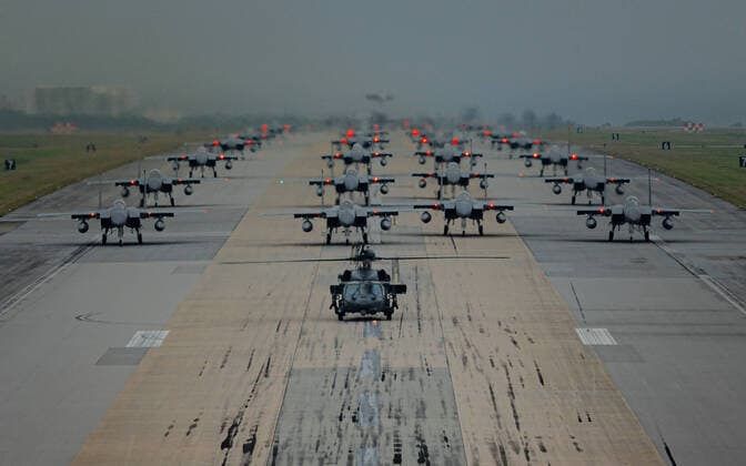 Bilder des Jahres 2022, News 03 März News Themen der Woche KW09 A formation of F-15C D Eagles assigned to the 44th and 67th Fighter Squadrons, and an HH-60 Pavehawk assigned to the 33rd Rescue Squadron taxi during a routine wing readiness exercise at Kadena Air Base, Japan, March 2, 2022. Similar training is routinely conducted at U.S. Air Force bases across Japan and around the globe to ensure U.S. Airmen?s readiness to respond to a range of potential contingencies. Where: Kadena Air base, Okinawa, Japan When: 02 Mar 2022 Credit: U.S. Air Force Cover Images **EDITORIAL USE ONLY. MATERIALS ONLY TO BE USED IN CONJUNCTION WITH EDITORIAL STORY. THE USE OF THESE MATERIALS FOR ADVERTISING, MARKETING OR ANY OTHER COMMERCIAL PURPOSE IS STRICTLY PROHIBITED. MATERIAL COPYRIGHT REMAINS WITH U.S AIR FORCE.** Copyright: xx 51232233 EDITORIAL USE ONLY. NOT FOR USE BY NEWSPAPERS BASED IN THE UK.