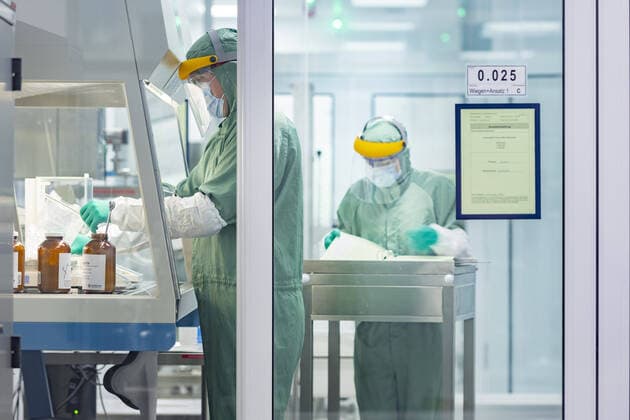 IMAGO Creative: Bildung, Wissenschaftserziehung Impstoffproduktion bei Allergopharma in Berlin, 14.02.2022. Einwaage eines Lipids im Zuge der Impfstoffproduktion, Weighing of a lipid in the course of vaccine production Hamburg Deutschland *** Vaccine production at Allergopharma in Berlin, 14 02 2022 Weighing of a lipid in the course of vaccine production Hamburg Germany Copyright: xUtexGrabowsky photothek.dex