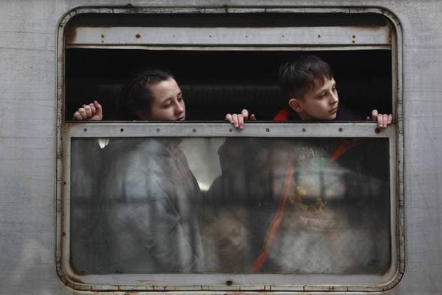 News Bilder des Tages Ukraine-Konflikt, Polen, Ankunft von Flüchtenden aus der Ukraine in Przemysl People Fleeing Ukraine To Poland People fleeing from Ukraine arrive at the train station in Przemysl, Poland on March 3, 2022. Thousends of refugees cross the Ukrainian-Polish border after the Russian invasion. Przemysl Poland  Copyright: xJakubxPorzyckix originalFilename: porzycki-peoplefl220303_npfSW.jpg