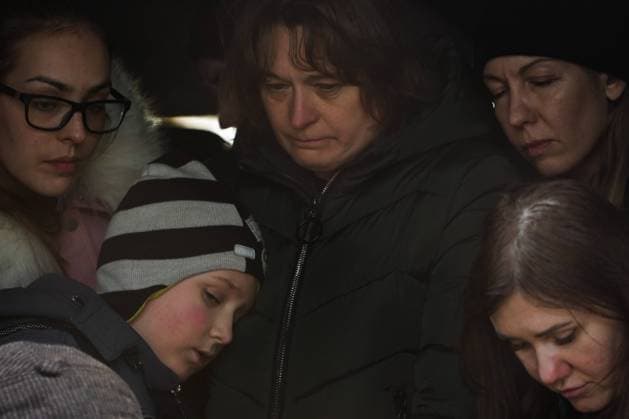 News Bilder des Tages Ukraine-Konflikt, Polen, Ankunft von Flüchtenden aus der Ukraine in Przemysl March 3, 2022, Przemysl, Poland: A group of people stand at the exit of a train car waiting to disembark as refugees arrive by train from Ukraine to Przemysl station a week after the start of Russia s attacks on Ukraine in Przemysl, Poland. Przemysl station has become a safe haven for thousands of people fleeing the war that Russia launched against Ukraine on February 24. This city, located in southeastern Poland, borders Ukraine and is being used by refugees to escape the war in their country. Przemysl Poland - ZUMAb148 20220303_zap_b148_009 Copyright: xBryanxSmithx