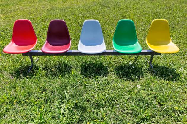  Fünf bunte Stühle aus Plastik auf einer Wiese, Designer Charles und Ray Eames, Vitra Campus, Vitra Design Museum, Weil am Rhein, Baden-Württemberg, Deutschland, Europa *** Five colorful plastic chairs on a meadow, designer Charles and Ray Eames, Vitra Campus, Vitra Design Museum, Weil am Rhein, Baden Württemberg, Germany, Europe Copyright: imageBROKER/AngelaxtoxRoxel iblato08175354.jpg