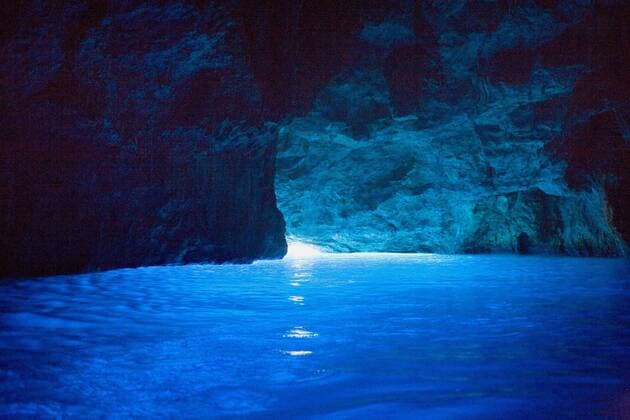 Creative Highlights World Blaue Grotte, Höhle von Fokalia, Kastellorizo, Griechenland, Europa *** Blue Grotto, Fokalia Cave, Kastellorizo, Greece, Europe Copyright: imageBROKER/RaimundxFranken iblrfn08167771.jpg