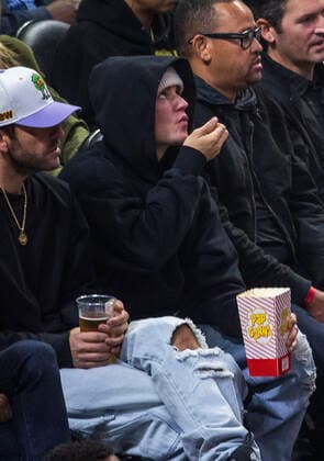 Justin Bieber besucht Basketball-Spiel in Los Angeles March 3, 2022, Los Angeles, California, USA: Singer Justin Bieber attends the NBA game between the Los Angeles Clippers and the Los Angeles Lakers on Thursday March 3, 2022 at Crypto.com Arena in Los Angeles, California. Clippers defeat Lakers, 132-111. PI Los Angeles USA - ZUMAp124 1010332542st Copyright: xJAVIERxROJASx