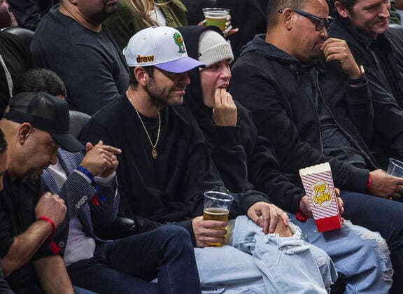 Justin Bieber besucht Basketball-Spiel in Los Angeles March 3, 2022, Los Angeles, California, USA: Singer Justin Bieber attends the NBA game between the Los Angeles Clippers and the Los Angeles Lakers on Thursday March 3, 2022 at Crypto.com Arena in Los Angeles, California. Clippers defeat Lakers, 132-111. PI Los Angeles USA - ZUMAp124 1010332543st Copyright: xJAVIERxROJASx