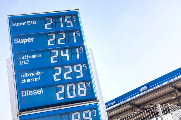 Bilder des Jahres 2022, News 03 März News Themen der Woche KW09 News Bilder des Tages Die Spritpreise gehen durch die Decke. Der Dieselpreis ist auf einem Allzeithoch. An der Raststätte Sindelfinger Wald in Baden-Württemberg kosten Benzin und Diesel mehr als zwei Euro. 04.03.2022: DEU, Deutschland, Baden-Württemberg, Sindelfingen. *** Fuel prices go through the roof The price of diesel is at an all-time high At the Sindelfinger Wald service station in Baden Württemberg, gasoline and diesel cost more than two euros 04 03 2022 DEU, Germany, Baden Württemberg, Sindelfingen