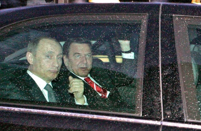 Hannover, Eröffnung der Hannover-Messe im Kuppelsaal, Kanzlergattin Doris Schröder-Köpf mit ihrem Mann, Bundeskanzler Gerhard Schröder (links) und dem russischen Präsidenten Wladimir Putin, Foto vom 12.04.2005, *** Hanover, opening of the Hanover Fair in the Kuppelsaal, Chancellors wife Doris Schröder Köpf with her husband, Chancellor Gerhard Schröder on the left and Russian President Vladimir Putin, photo taken 12 04 2005,
