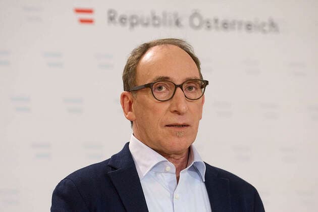 - Wien 04.03.2022 - Corona-Krise - Heute zu Mittag wurde im Sozialministerium während einer PK der neue Gesundheitsminister (Grüne) vorgestellt. Gestern gab der aktuelle Gesundheitsminister seinen sofortigen Rücktritt bekannt. PHOTO: Der neue Gesundheitsminister Johannes Rauch (Grüne), während der Pressekonferenz. Vienna (AUSTRIA) Corona crisis - At noon today, the new Minister of Health (Greens) was presented in the Ministry of Social Affairs during a PC. Yesterday the current health minister announced his immediate resignation. Präsentation des neuen Gesundheistministers