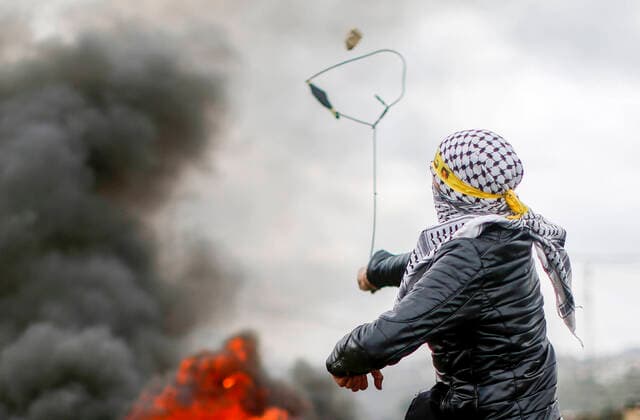 Bilder des Jahres 2022, News 03 März News Themen der Woche KW09 News Bilder des Tages March 4, 2022, Nablus, West Bank, Palestinian Territory: Palestinian protesters use slingshots to hurl stones towards Israeli security forces during confrontations following a demonstration against the expropriation of land by Israel, in the village of Kfar Qaddum near the Jewish settlement of Kedumim in the West Bank, on March 4 2022 Nablus Palestinian Territory - ZUMAap3_ 20220304_zaf_ap3_001 Copyright: xShadixJarar Ahx