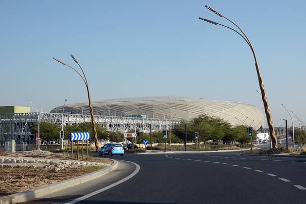 22.02.2022, Doha, QAT - Blick auf das Education City Stadion. (Alltag, Architektur, asiatisch, Asien, aussen, Aussenaufnahme, Auto Baustil, City, Doha, Education City Stadion, Fahrzeug, FIFA World Cup Qatar 2022, Fussball WM 2022, Fussball-Weltmeisterschaft 2022, Fussballstadion, Fussballweltmeisterschaft 2022, Gebaeude, Gesellschaft, Individualverkehr, Innenstadt, Jahreszeit, Katar, Kfz, Kraftfahrzeug, Landschaft, Landschaftsaufnahme, PKW, Qatar, QF, Querformat, Stadt, Stadtansicht, Stadtbild, Stadtlandschaft, Stadtleben, Stadtverkehr, Strasse, Strassenszene, Strassenverkehr, Verkehr, Vorderasien, Winter, Wirtschaft, WM, Zentrum) 220222D005QATAR.JPG *** 22 02 2022, Doha, QAT view of Education City Stadium everyday life, architecture, asia
