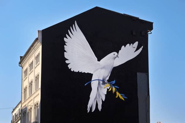 News Themen der Woche KW09 News Bilder des Tages 04.03.2022, Frankfurt, DEU Friedenstaube mit Ukrainischen Farben von dem Kuenstler Julius Becker auf einer Hauswand in Frankfurt *** 04 03 2022, Frankfurt, DEU Peace dove with Ukrainian colors by the artist Julius Becker on a house wall in Frankfurt