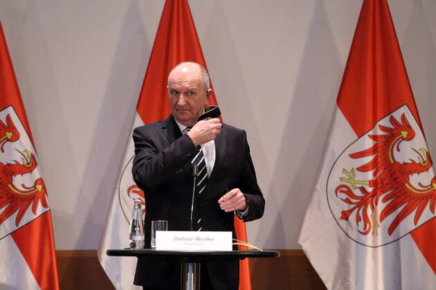 Ministerpräsident Dietmar Woidke (SPD) vor Beginn einer Pressekonferenz zur endgültigen Baugenehmigung für die Tesla Gigafactory in Grünheide (Mark), Staatskanzlei, Potsdam, 4. März 2022. Das Werk steht bereits, Tesla hatte den Bau im Februar 2020 auf eigenes Risiko begonnen und wartet nun auf Betriebserlaubnis. Baugenehmigung für Tesla in Grünheide (Mark)