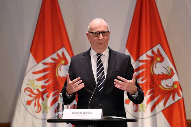 Ministerpräsident Dietmar Woidke (SPD) spricht während einer Pressekonferenz zur endgültigen Baugenehmigung für die Tesla Gigafactory in Grünheide (Mark), Staatskanzlei, Potsdam, 4. März 2022. Das Werk steht bereits, Tesla hatte den Bau im Februar 2020 auf eigenes Risiko begonnen und wartet nun auf Betriebserlaubnis. Baugenehmigung für Tesla in Grünheide (Mark)
