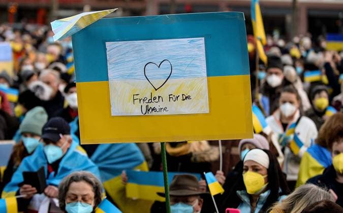04.03.2022, xpsx, Lokal Hanau Solidaritäts Kundgebung für die Ukraine v.l. Demo Kundgebung, gegen Krieg, Ukrainine, Russland, Putin, blau - gelb, frieden, friedenstaube. versammlung., hanau Hessen Deutschland (DEU) Marktplatz *** 04 03 2022, xpsx, local hanau solidarity rally for ukraine v l demo rally, against war, ukrainine, russia, putin, blue yellow, peace, peace dove rally , hanau Hesse Germany DEU Marktplatz