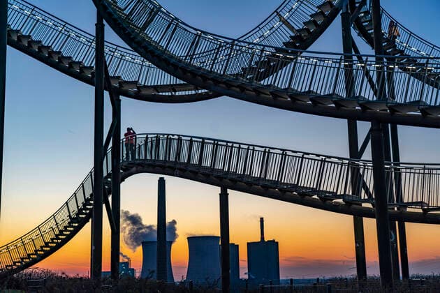 Bilder des Jahres 2022, News 03 März News Themen der Woche KW09 Landmarke Angerpark Tiger & Turtle - Magic Mountain, Begehbare Skulptur in Form einer Achterbahn auf der Halde Heinrich-Hildebrand-Höhe, HKM Stahlwerk, Sonnenuntergang, Duisburg, NRW, Deutschland, Tiger and Turtle *** Landmark Angerpark Tiger Turtle Magic Mountain, walkable sculpture in the form of a roller coaster on the Heinrich Hildebrand Höhe slagheap, HKM steelworks, sunset, Duisburg, NRW, Germany, Tiger and Turtle
