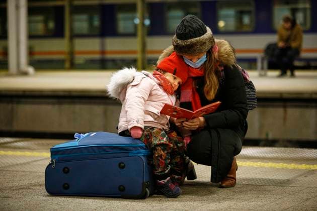 News Bilder des Tages Refugees From Ukraine Arrive In Warsaw A woman reads a book while holding a child after the arrival of a train with 350 refugees from Kyiv, Ukraine at the Warsaw East train station in Warsaw, Poland on 04 March, 2022. Every day several thousand refugees arrive in Warsaw train stations, fleeing the violence after Russia s invasion. Nearly one million people have fled Ukraine after the Russian invasion and approximately 700 thousand of those have fled to Poland. Thanks to a number of private and public initiatives and the efforts of local municipalities refugees from Ukraine have been received with open arms and enjoy shelter, free food and free transportation in Poland. Warsaw Poland  Copyright: xSTRx originalFilename: arriens-refugees220304_np21i.jpg