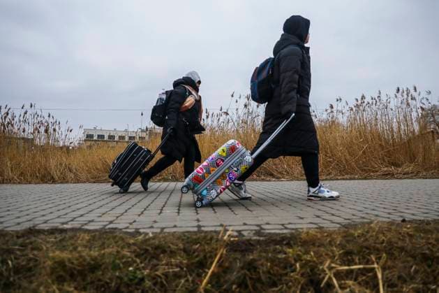 News Bilder des Tages People Cross Ukrainian-Polish Border After Fleeing Ukraine People fleeing from Ukraine are seen after crossing Ukrainian-Polish border due to Russian military attack on Ukraine. Medyka, Poland on March 4, 2022. Russian invasion of Ukraine causes a mass exodus of refugees to Poland. Medyka Poland  Copyright: xBeataxZawrzelx originalFilename: zawrzel-peoplecr220304_npivF.jpg