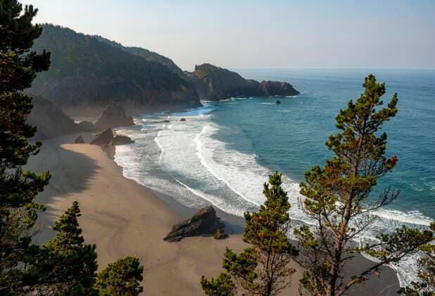Creative Highlights World Sandstrand am Meer, Küstenlandschaft mit schroffen Felsen, Samuel H. Boardman State Scenic Corridor, Indian Sands Trail, Oregon, USA, Nordamerika *** Sandy beach at the sea, coastal landscape with rugged rocks, Samuel H Boardman State Scenic Corridor, Indian Sands Trail, Oregon, USA, North America Copyright: imageBROKER/MaraxBrandl ibxmab08167239.jpg