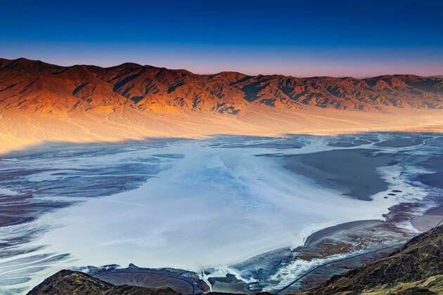 IMAGO Nature: Unsere Erde, Naturschutz, Naturschutzgebiete in Nordamerika Creative Highlights World Blick von Dantes View, bei Sonnenaufgang, über Badwater Basin, Death Valley Nationalpark, Kalifornien, USA, Nordamerika *** View from Dantes View, at sunrise, over Badwater Basin, Death Valley National Park, California, USA, North America