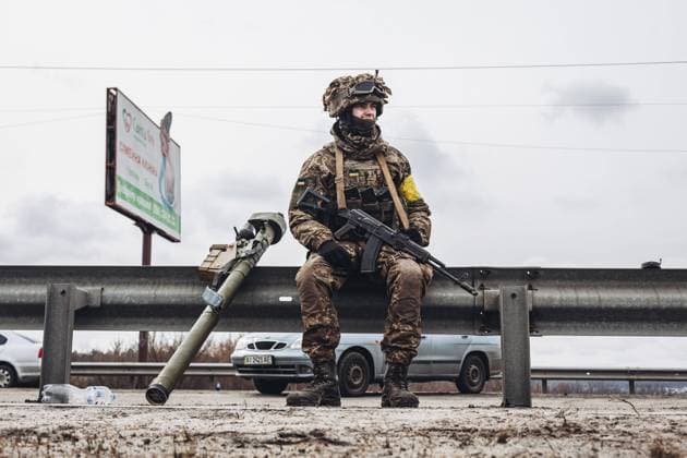 Ukraine-Krieg, Jahrestag der Invasion, Chronologie der Ereignisse, Archivbilder Bilder des Jahres 2022, News 03 März News Themen der Woche KW09 (220305) -- IRPIN, March 5, 2022 -- A Ukrainian soldier sits by the road in Irpin, Ukraine, on March 4, 2022. (Photo by Xinhua) UKRAINE-IRPIN-SOLDIERS DiegoxHerrera 