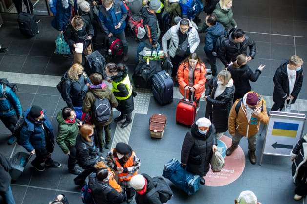News Bilder des Tages Deutschland, Berlin, Hauptbahnhof, Ankunft von Ukrainischen Kriegsflüchtlingen mit einem Zug aus Warschau, 05.03.2022 *** Germany, Berlin, main station, arrival of Ukrainian war refugees by train from Warsaw, 05 03 2022