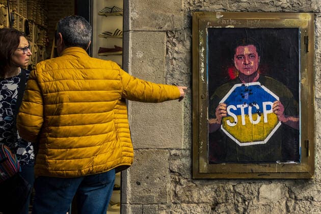 Bilder des Jahres 2022, News 03 März News Themen der Woche KW09 News Bilder des Tages March 5, 2022, Barcelona, Catalonia, Spain: Commuters look at a graffiti by Italian urban artist TVBoy , Salvatore Benintende, titled Stop The Madness depicting Ukrainian president Volodymyr Zelensky holding a Stop sign in the national colors in protest to the ongoing Russian attacks Barcelona Spain - ZUMAo105 20220305_zap_o105_008 Copyright: xMatthiasxOesterlex