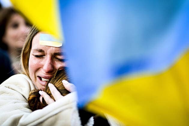 Bilder des Jahres 2022, News 03 März News Themen der Woche KW09 News Bilder des Tages ambiance durant le Rassemblement - Une Femme ukrainienne en larmes durant les discours des differents protagonistes sur la place de la Bastille NEWS : Manifestation en soutien au peuple Ukrainien - Paris - 05 02 2022 JBAutissier Panoramic 