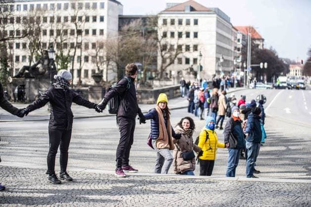 Bilder des Jahres 2022, News 03 März News Themen der Woche KW09 News Bilder des Tages March 5, 2022, Munich, Bavaria, Germany: As part of near-daily demonstrations against the war in Ukraine, residents of Munich, Germany organized a human chain that spanned between the Russian and the Ukrainian Consulates. Munich Germany - ZUMAb160 20220305_zbp_b160_024 Copyright: xSachellexBabbarx