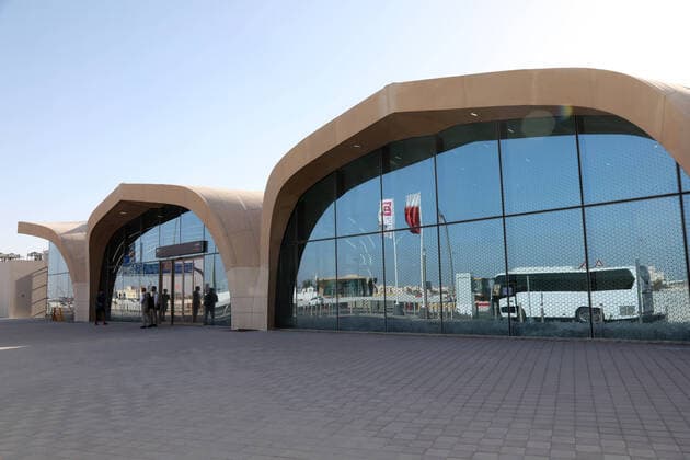 28.02.2020, Doha, QAT - Eingang zur U-Bahnstation Al Shaqab. (Al Shaqab, Alltag, Anlage, Ansicht, Araber, arabisch, asiatisch, Asien, aussen, Aussenansicht, Aussenaufnahme, Bahnhofsgebaeude, Doha, Doha Metro, Eingang, Gebaeude, Gesellschaft, Jahreszeit, Katar, Menschen, Nahverkehr, oeffentlicher Personennahverkehr, OEPNV, Personen, Personenbefoerderung, Personennahverkehr, Qatar, QF, Querformat, Schnellbahnstation, Stadt, Stadtansicht, Stadtlandschaft, Stadtleben, U-Bahn, U-Bahnstation, Vorderasien, Winter, Wirtschaft) 200228D044DOHA.JPG *** 28 02 2020, Doha, QAT Entrance to Al Shaqab Al Shaqab Metro Station, everyday, facility, view, Arab, Arabic, Asian, Asia, exterior, exterior view, exterior shot, station building, Doha, Doha Metro, ent