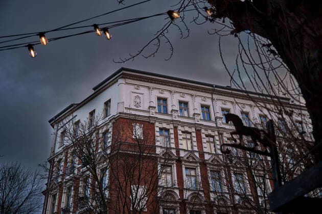 Prenzlauer Berg Deutschland, Berlin, 26.02.2022, Haus in der Sredzkistraße Ecke Kollwitzstraße, Pferdsymbol, Lichterkette, Â