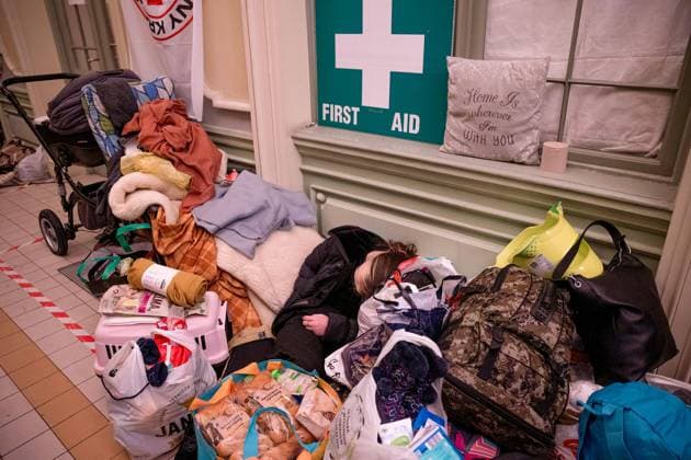 News Bilder des Tages March 5, 2022, Przemysl, Poland: An exhausted refugee is seen inside the train station..Hundreds of thousands of refugees from Ukraine are continuing to arrive at the Polish border town of Przemysl on the 10th day of the Russian Invasion. Przemysl Poland - ZUMAs197 20220305_zaa_s197_342 Copyright: xHestherxNgx