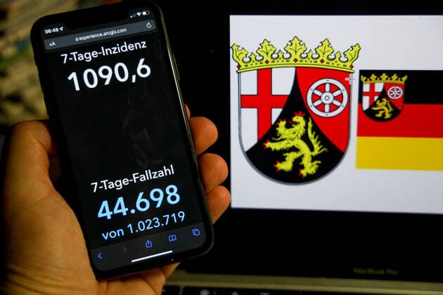 Coronavirus in Deutschland - Covid-19-Dashboard des Robert Koch-Institut DEU, Deutschland, Rheinland-Pfalz 06.03.2022: Die 7-Tage-Inzidenz für das Bundesland (Fälle letzte 7 Tage 100.000 EW) wird auf einem iPhone angezeigt, im Hintergrund das Landeswappen